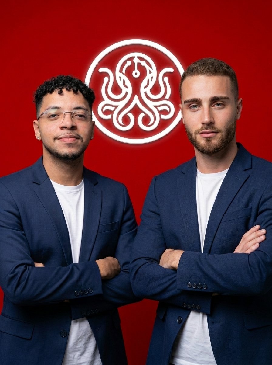 Os dois fundadores da Octofy, de braços cruzados, em frente ao logo do polvo